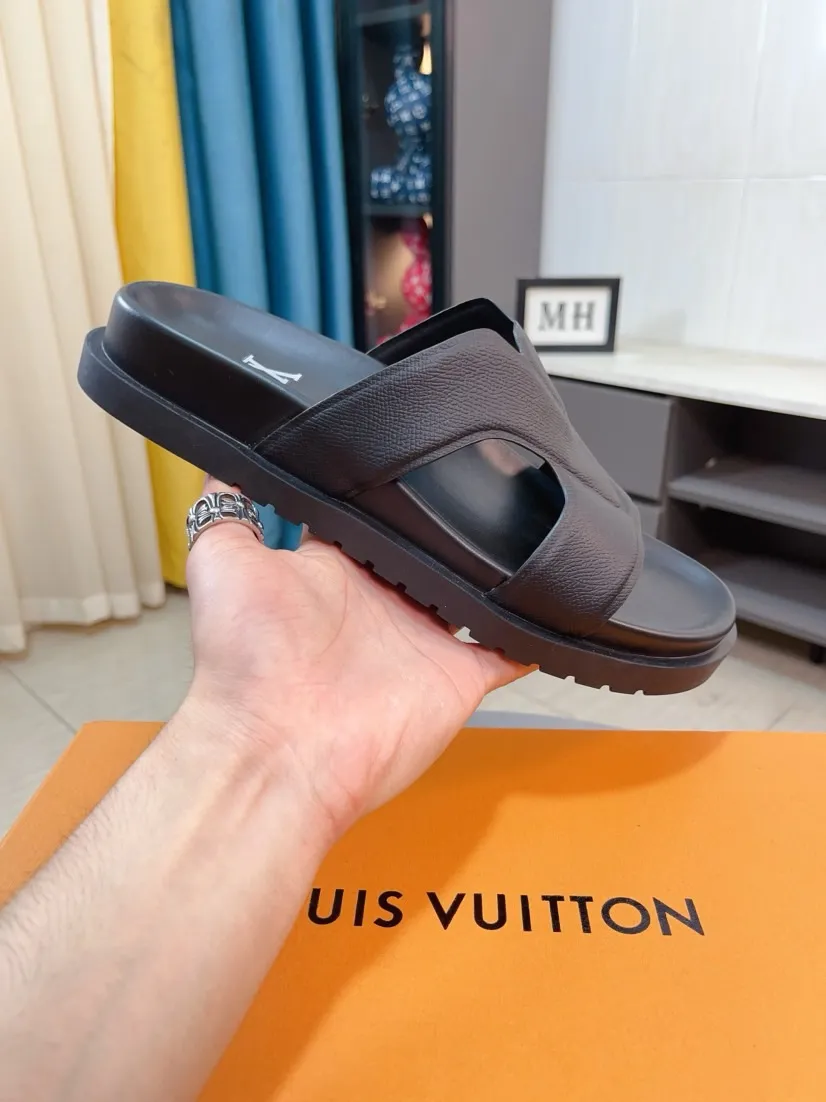 Men's shoes💰300🌹🌹【LV】Multi-color new men's slippers, original top quality version, original special cowhide cross pattern➕sheepskin inside and side, non-slip combined sole, more stable walking, more comfortable and lightweight, high-end and generous, size: 38~44